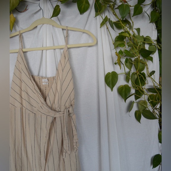 Urban outfitters linen wrap side tie dress with adjustable straps - Picture 3 of 3